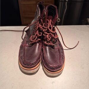 Clark’s originals Wallace boots size 9 
Wine color in excellent condition